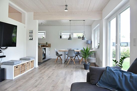 Traumhaus im Sauerland: Moderner Holzbau findet sich auch im Interieur wieder. Foto: Jürgen Eckert/axo.media 