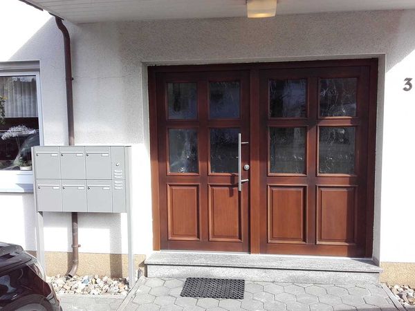 Eine Holzhaustür steht für Natürlichkeit und passt zum Altbau. Foto: Doeker KG