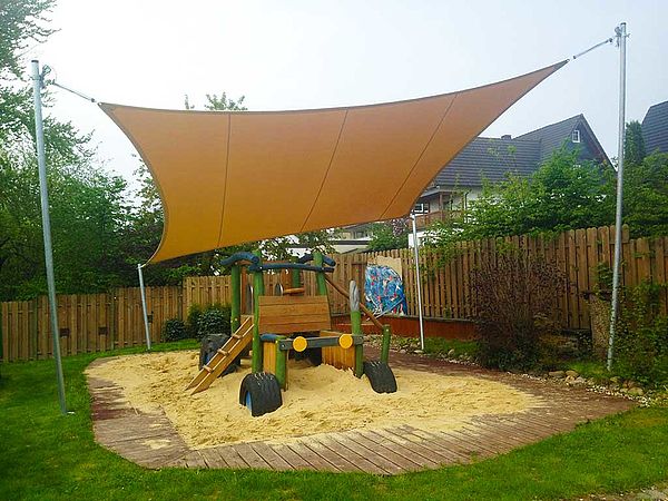 Sonnensegel im Einsatz auf einem Spielplatz einer KiTa. Foto: Michel Planen