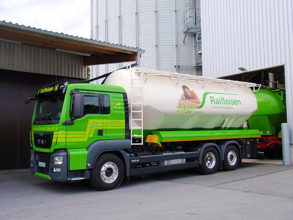 Holzpellets werden in ein Pellet-LKW verladen. Foto: Raiffeisen Sauerland Hellweg Lippe