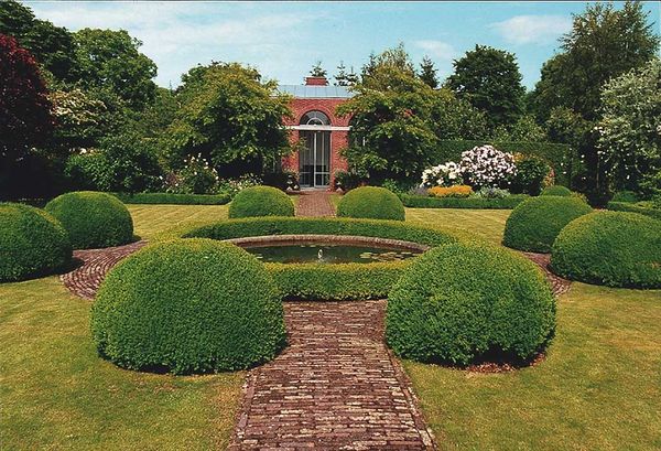 Ein parkähnlicher Garten mit klaren Linien wirkt besonders einladend. Foto: Bundesverband Garten-, Landschafts- und Sportplatzbau